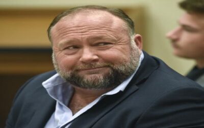 Sandy Hook: Sube cifra que Alex Jones debe pagar a familias