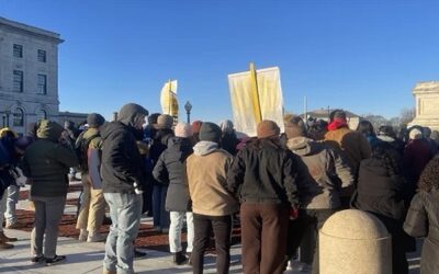 Orden judicial detiene temporalmente el desalojo de las personas sin hogar en predios de la Casa Estatal de Rhode Island.