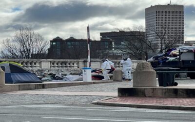 Desalojan a personas sin hogar de la Casa del Estado.