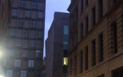 Fachada dificio del centro de Providence dañada por tormenta