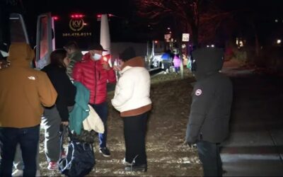 Autobuses procedentes de Texas dejan migrantes en Washington cerca de la casa de la vicepresidenta.