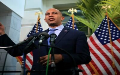 Nuevo líder demócrata en la Cámara, Hakeem Jeffries, apoya ley para otorgar Green Card a indocumentados