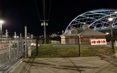 Mujer rescatada de las aguas río en Providence