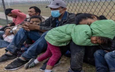 Inmigrantes que cruzan la frontera duermen en las calles a temperaturas bajo cero porque los refugios están saturados