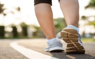 Los múltiples beneficios para tu salud que deja el caminar hacia atrás