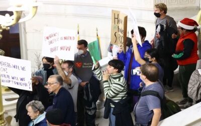 Manifestantes interrumpen tradicional encendido del árbol navideño en la Casa Estatal