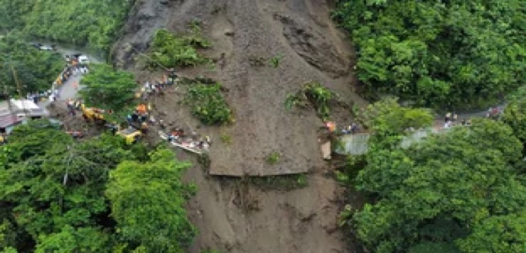 Colombia: Mueren 34 personas en derrumbe que sepultó autobús