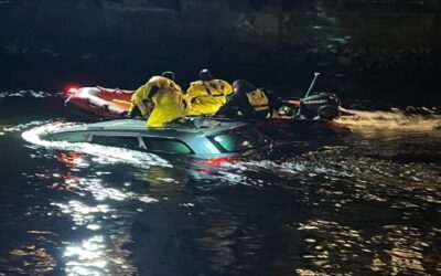 Bomberos Westerly rescatan conductor de auto a punto de hundirse en río Pawcatuck