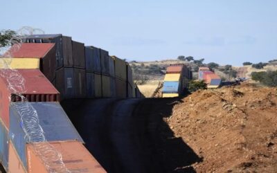 Gobernador de Arizona coloca más contenedores en frontera