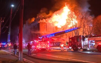 Masivo incendio destruye mueblería en Lincoln