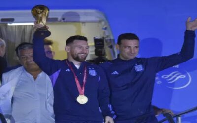 Una multitud recibe a la victoriosa selección argentina