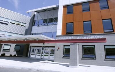 2 estudiantes arrestados en TIMES² Academy  por posesión de cuchillos.