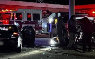 Aparatoso choque en Pawtucket deja auto de lado contra poste.