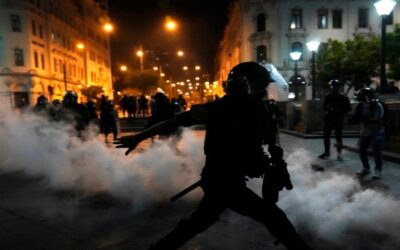Presidenta de Perú propone adelantar comicios ante protestas