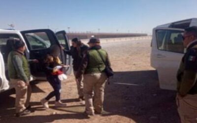 México halla a 57 migrantes adolescentes hacinados en camión