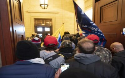 Hombre que atacó a policías en asalto al Capitolio recibe 80 meses de cárcel