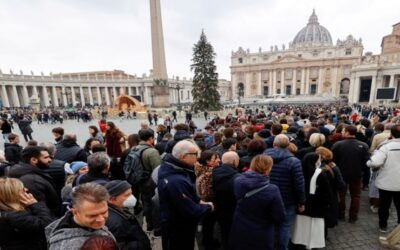 Los fieles presentan sus respetos al papa emérito Benedicto XVI