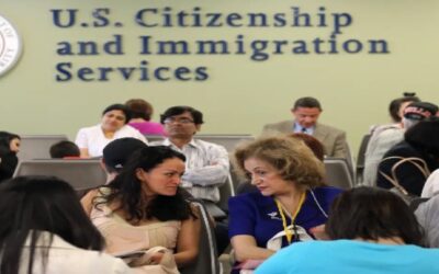 Grupo de migrantes demanda a USCIS por retrasos en proceso de trámites migratorios