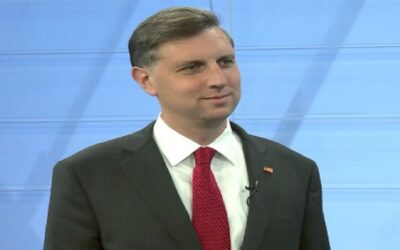 El Representante Seth Magaziner juró en el 118º Congreso