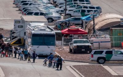 Alcaldes de Nueva York y Chicago piden al gobernador de Colorado que pare de enviar inmigrantes en autobuses