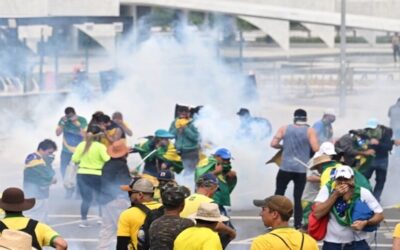 Cientos de partidarios del expresidente Bolsonaro se enfrentan con la policía frente al Congreso de Brasil