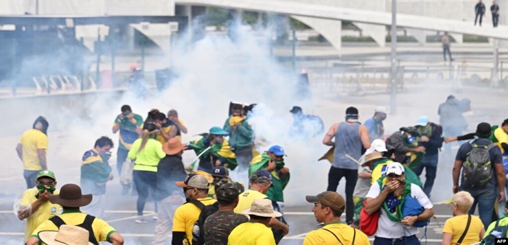 Cientos de partidarios del expresidente Bolsonaro se enfrentan con la policía frente al Congreso de Brasil