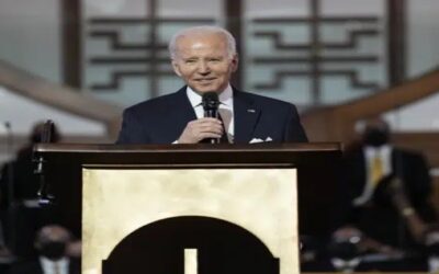 Biden dice que democracia se encuentra en momento peligroso