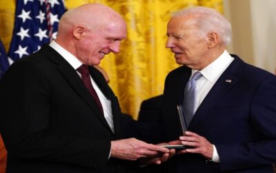 Biden honra a policías y funcionarios en aniversario de asalto al Capitolio