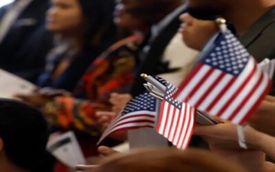 USCIS busca aumentar tarifa a inmigrantes para obtener la ciudadanía, pero también crear descuentos