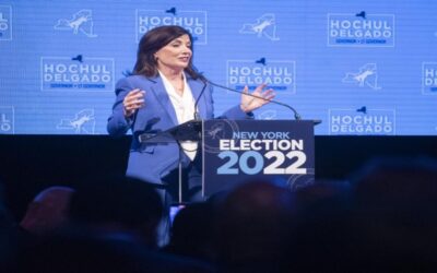 Gobernadora de Nueva York es investida tras ganar elección de medio mandato