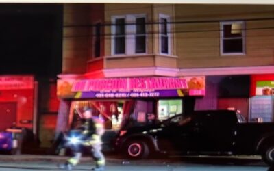 Camioneta se estrella con restaurante.