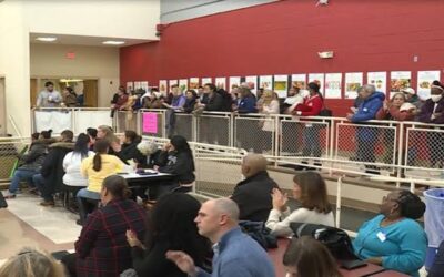 Alcalde Smiley se reunió con miembros de la comunidad para escuchar preocupaciones sobre las escuelas.
