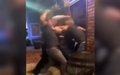 3 hombres enfrentan cargos por bronca afuera de taberna.