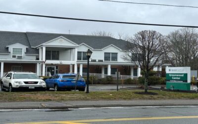 Autoridades salud suspenden licencia de asistente enfermería acusado de agredir sexualmente a paciente.