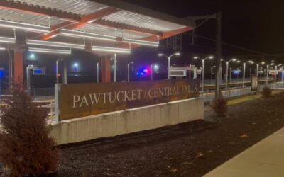 Estación de tren Pawtucket-Central Fall inicia servicio.