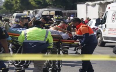 Choque de trenes deja un muerto y 57 heridos en México