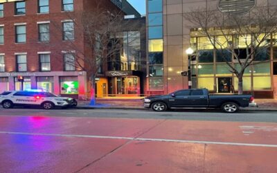 Policía Providence incrementa presencial en Plaza Kennedy luego de apuñalamiento de adolescente.