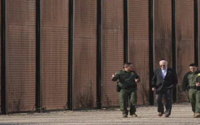 Biden camina por un tramo de la frontera con México