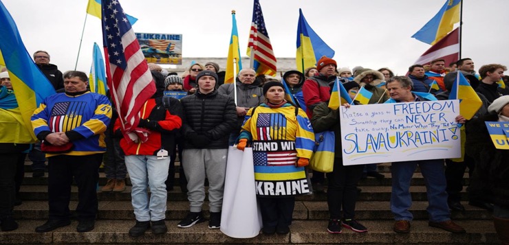 Cientos de personas se manifiestan en la capital de EE.UU. en apoyo a Ucrania