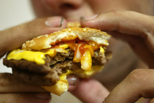 Encuesta nacional revela que uno de cada ocho adultos estadounidenses es adicto a los alimentos chatarra