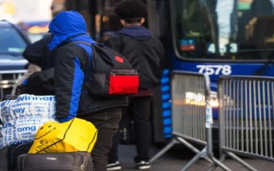 Nueva York hace envíos voluntarios de inmigrantes en autobús a Canadá