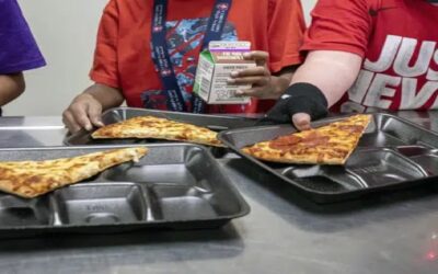 Nuevas normas limitarían azúcar en comidas escolares de EEUU