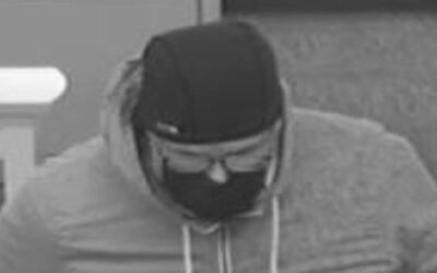 Policía Pawtucket busca sospechoso de asalto bancario.