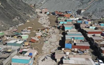 Cinco aldeas mineras de Perú quedan entre escombros por alud