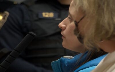 Mujer acusada de matar a su padre detenida sin fianza