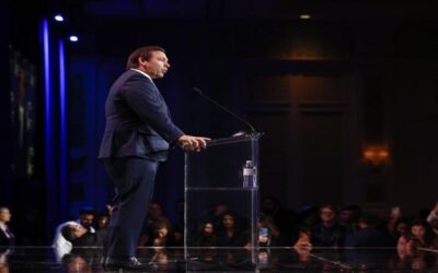 DeSantis firma una polémica ley para reubicar a los indocumentados fuera de Florida
