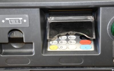 Encuentran más dispositivos para robar información de tarjetas en ATM’s