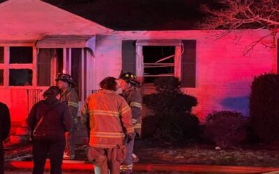 Pareja escapa de las llamas por una ventana cuando su casa se incendia en Cranston.