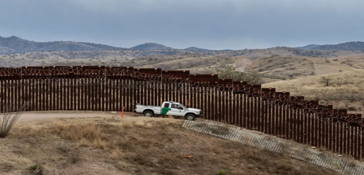 Los cruces de inmigrantes en la frontera en febrero mantienen el nivel mensual más bajo desde 2021