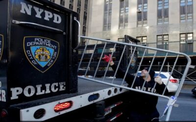 NYPD instala vallas frente a corte ante posible arresto de Trump y llamado a protestas